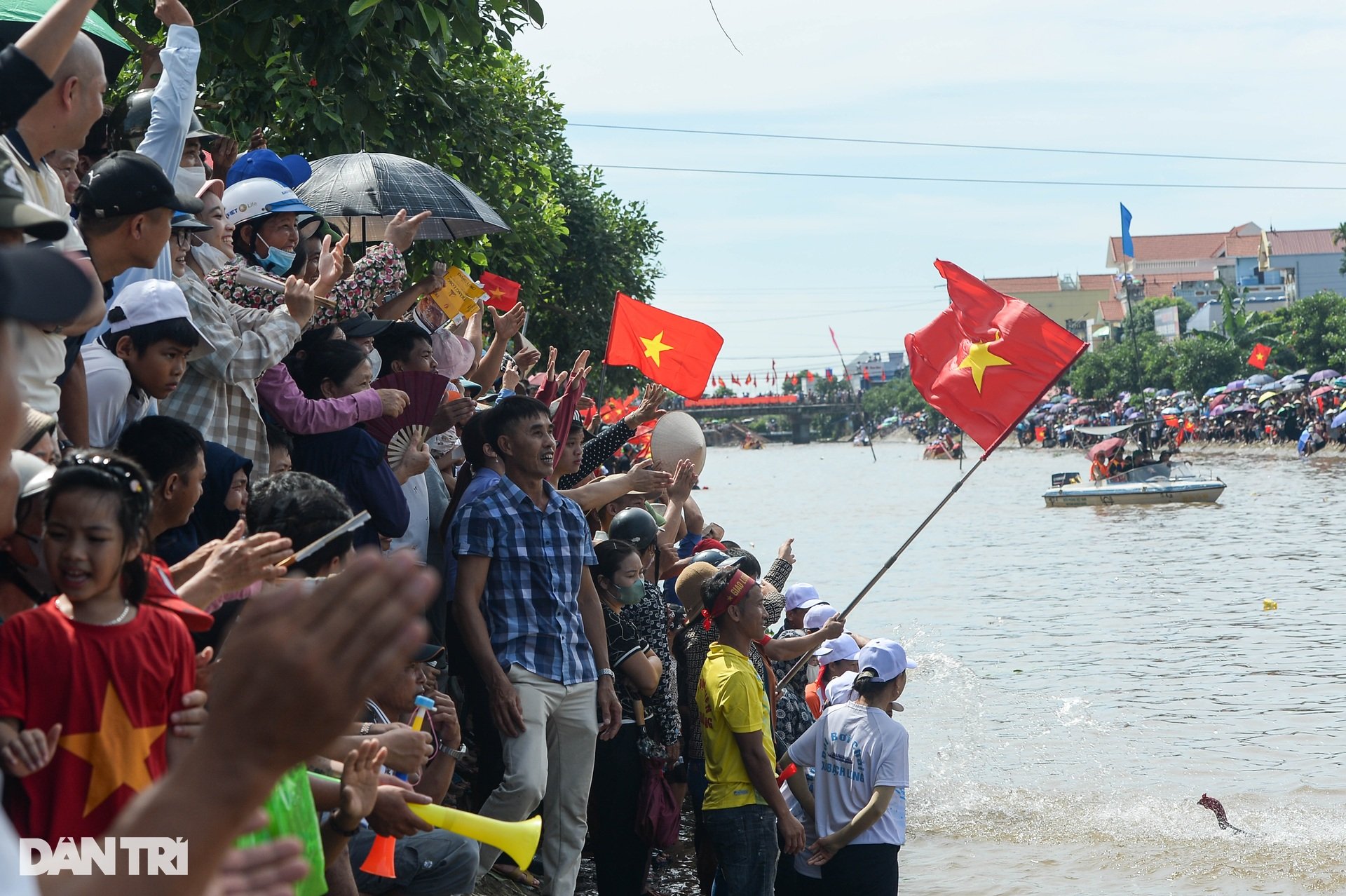 Sôi nổi, kịch tính giải thi bơi chải ngày Tết Độc lập ở Nam Định - 8