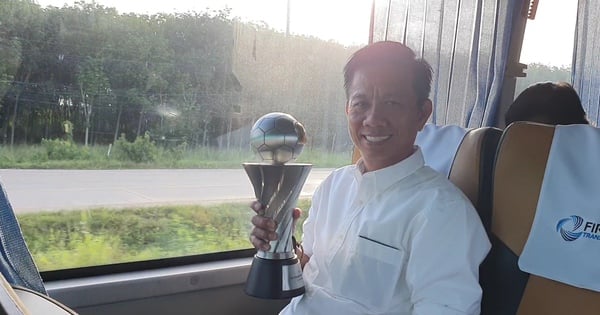 L'entraîneur Hoang Anh Tuan chérit le trophée du championnat, l'équipe U.23 du Vietnam rentre à la maison