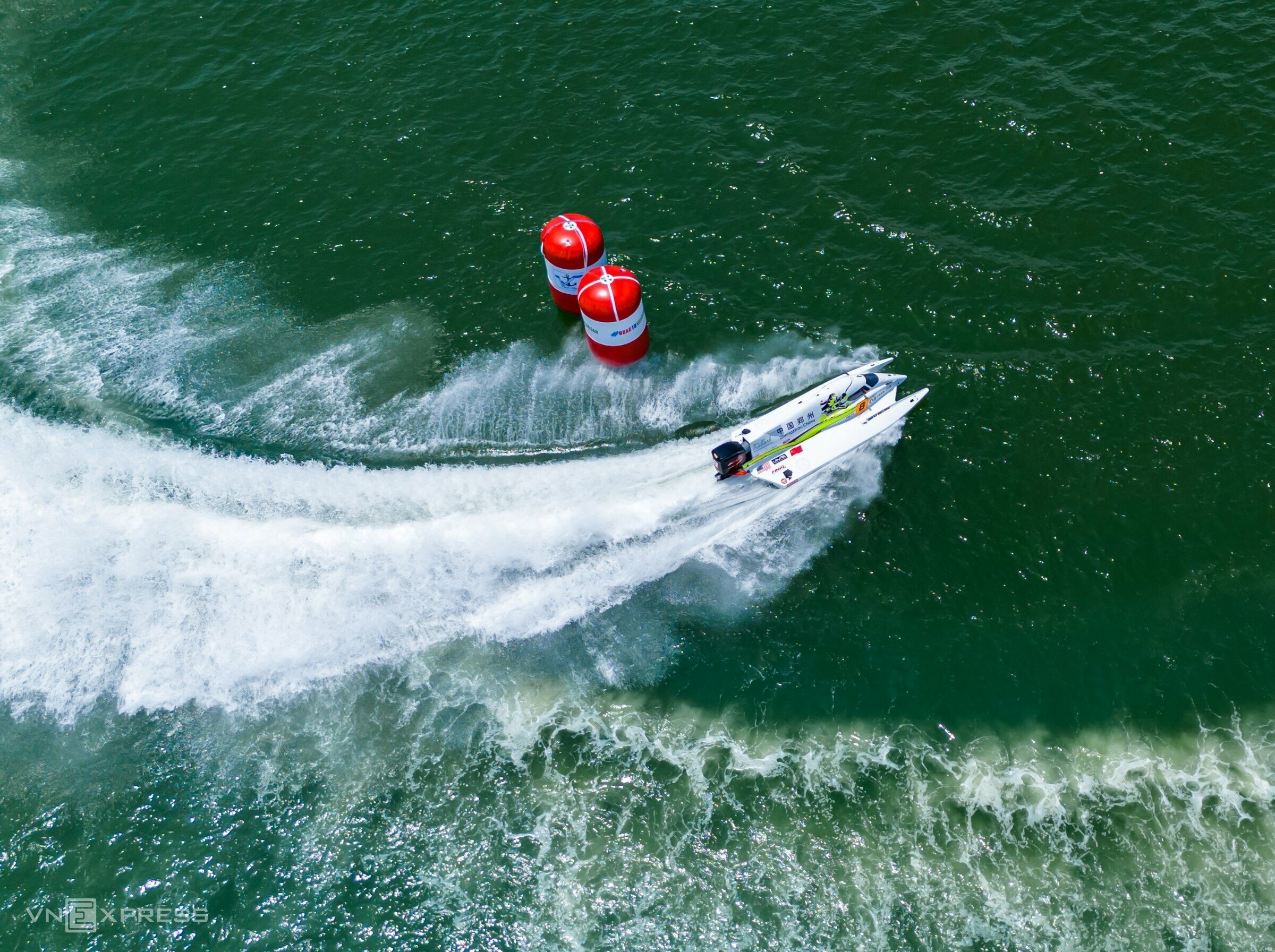 18 bateaux à moteur de Formule 1 en course sur le lagon de Thi Nai