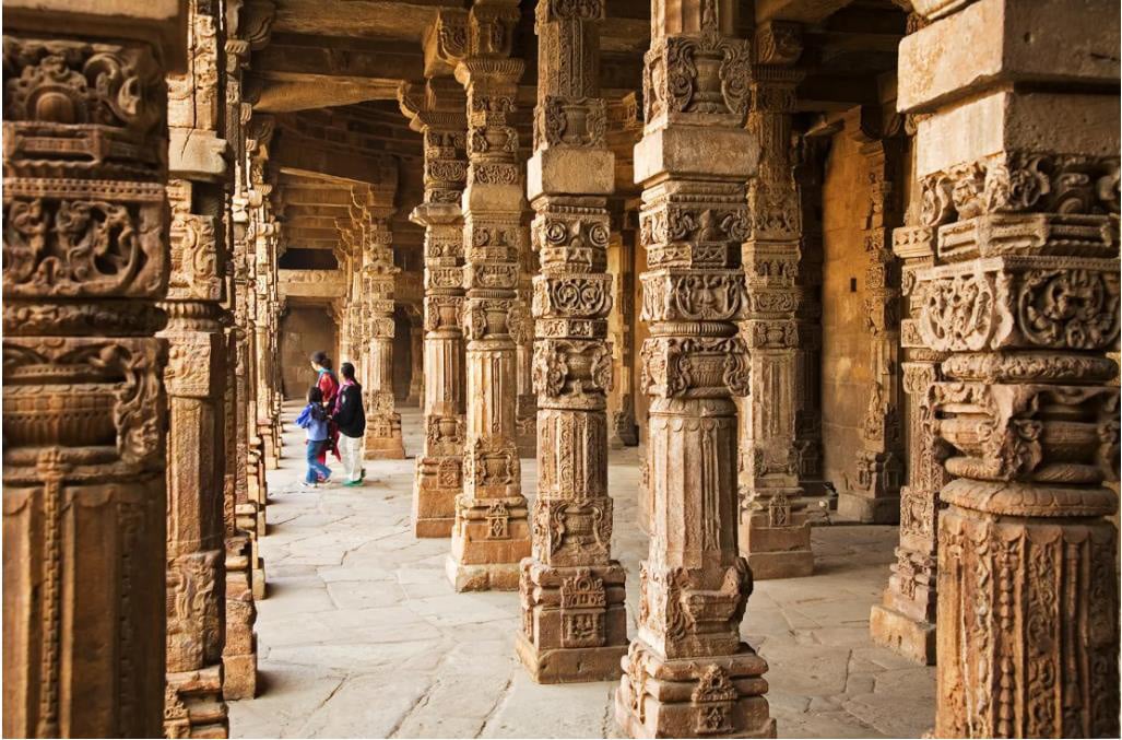 Nhà thờ Hồi giáo Quwwat-ul-Islam là một phần của khu phức hợp Qutb Minar đã được UNESCO công nhận là di sản văn hóa thế giới - Ảnh: Getty Images