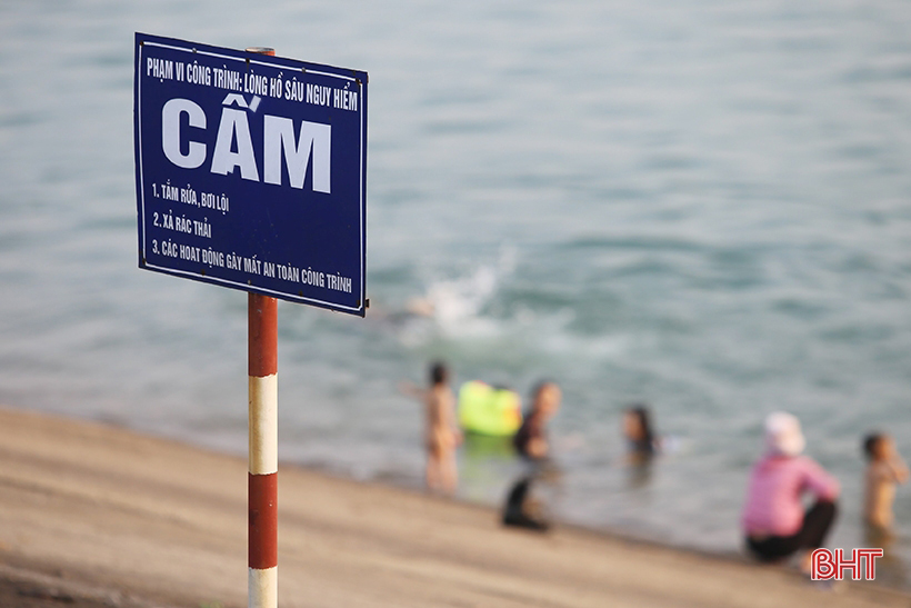 Bañarse sin preocupaciones en el río a pesar de las advertencias de peligro