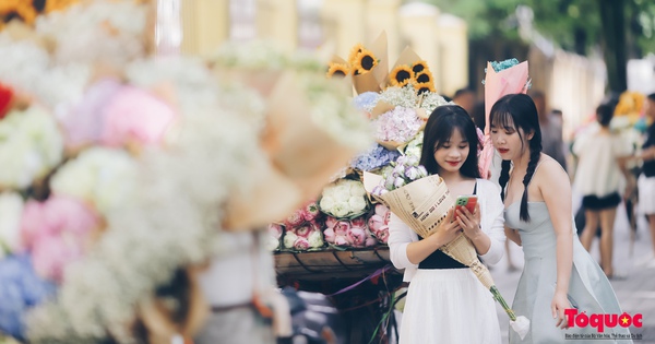 Trotz des heißen Wetters checken die „Musen“ noch immer eifrig ein, um den Herbst in der Phan Dinh Phung Straße zu begrüßen.