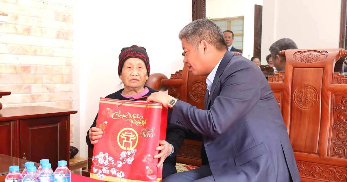 El vicepresidente del Comité Popular de la ciudad, Nguyen Manh Quyen, celebra el Tet en Chuong My y Ha Dong