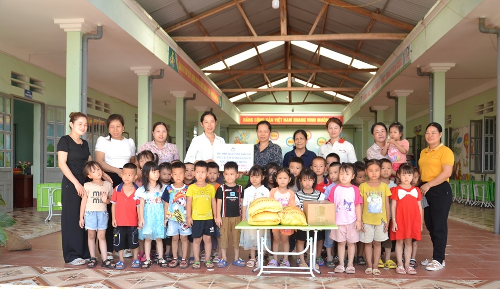 Vietnam News Agency überreicht Geschenke zur Unterstützung der Menschen im Bezirk Lao Cai nach Erdrutschen, Foto 1