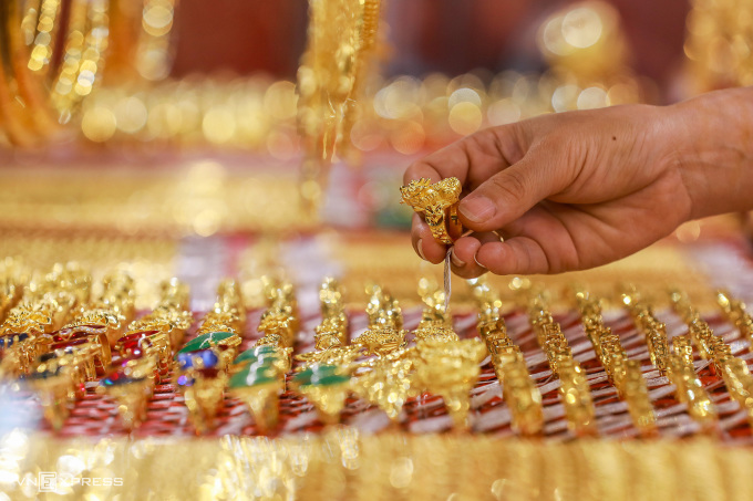 La gente compra oro, oro SJC y joyas en una tienda de oro en el distrito de Binh Thanh. Foto: Quynh Tran