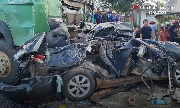 Accident scene that killed 3 people in Gia Lai