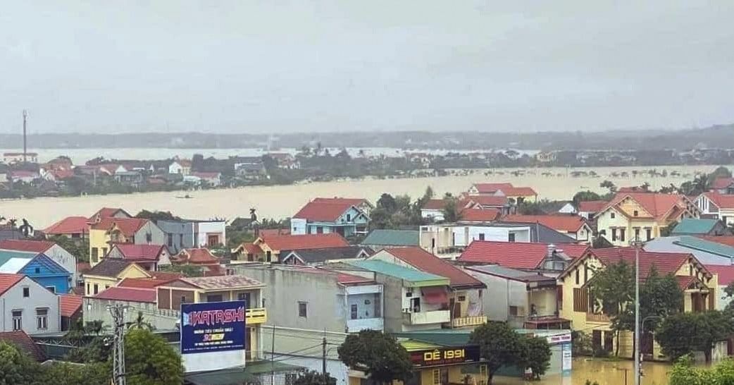 Las inundaciones aumentan rápidamente y más de 15.000 casas en Quang Binh quedan sumergidas bajo el agua