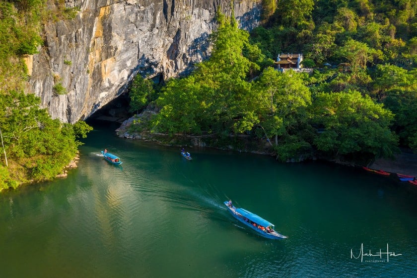 ច្រកចូលល្អាង Phong Nha គឺស្រស់ស្អាតដូចរូបភាពធម្មជាតិដ៏អស្ចារ្យ។ រូបថត៖ Minh Hoa