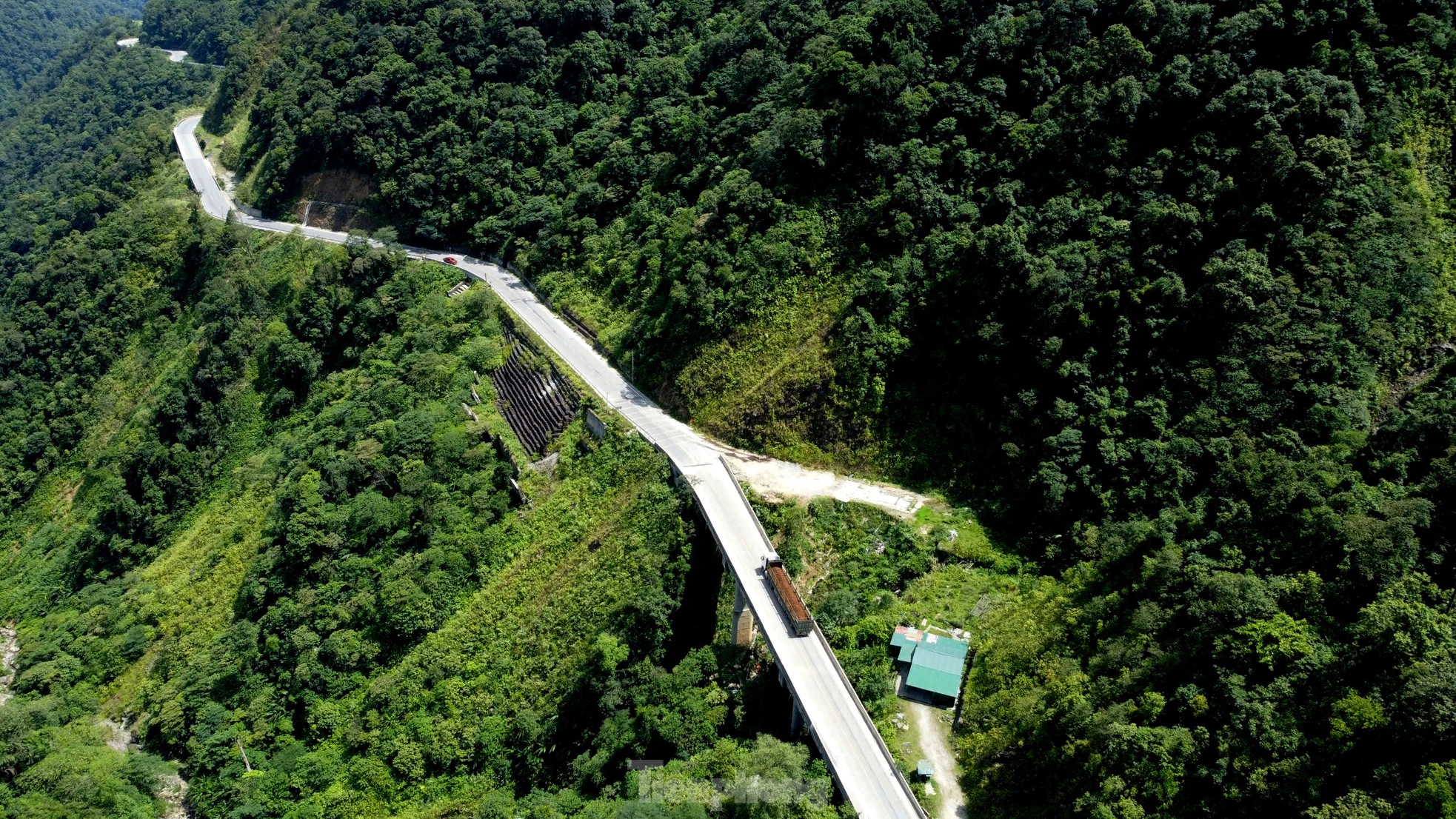 L'apparence de la route nationale 8A après sa modernisation avec un capital de plus de 1 600 milliards de VND photo 1