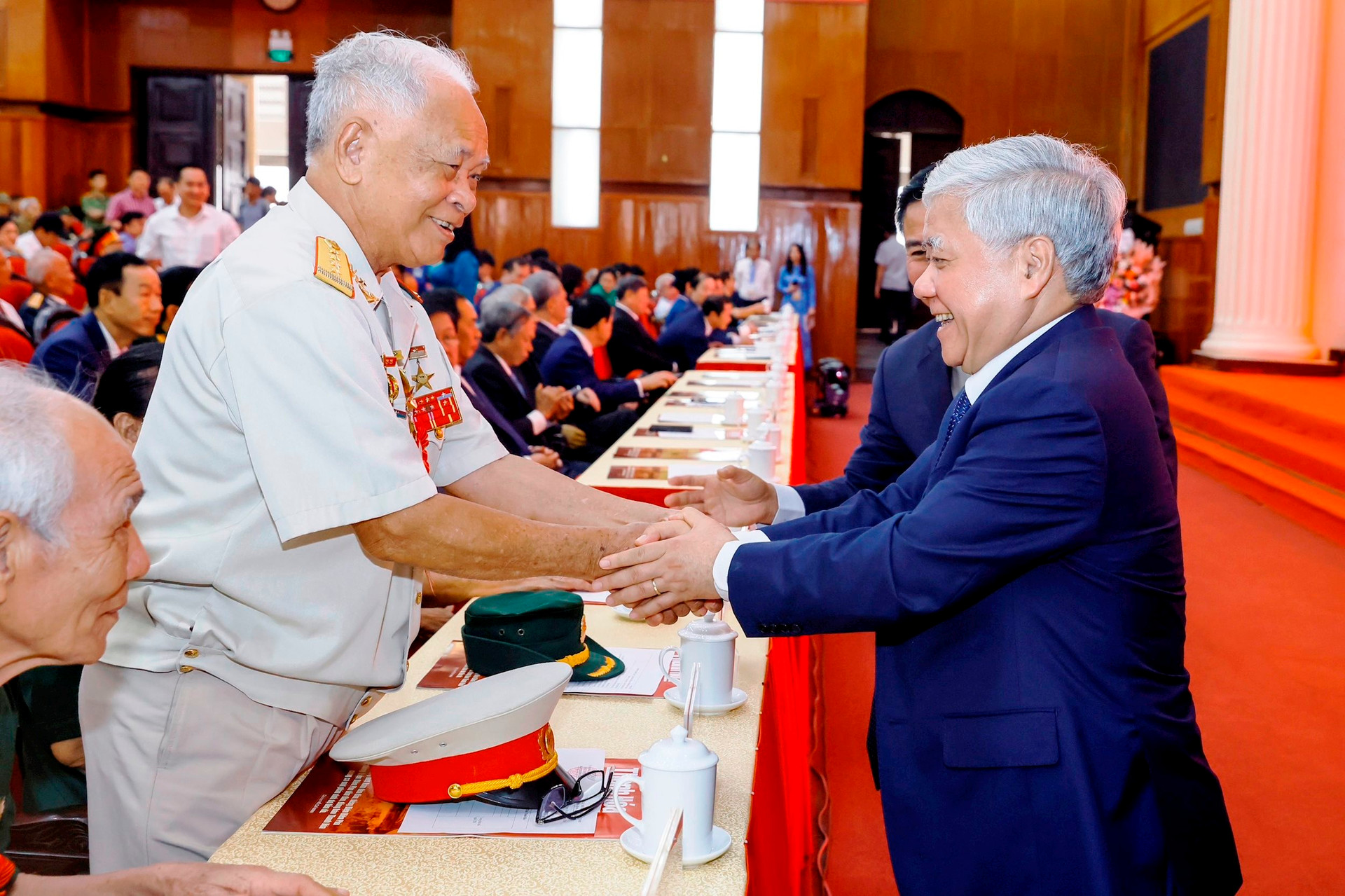 Vorsitzender Do Van Chien stattete den Veteranen im Rahmen der Zeremonie einen freundlichen Besuch ab. Foto: Quang Vinh.