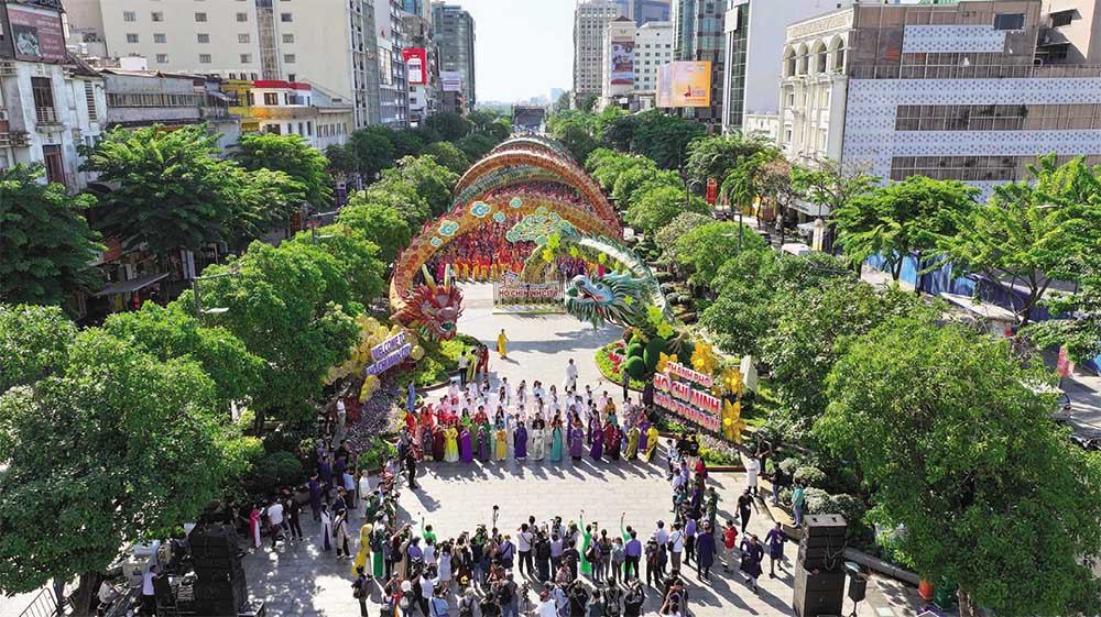 Veranstaltungsplatz: Der Platz vor der Statue von Onkel Ho (Nguyen Hue Straße, allgemein bekannt als Fußgängerzone) wurde am 30. April 2015 nach 7-monatiger Bauzeit vom Volkskomitee von Ho-Chi-Minh-Stadt in Betrieb genommen. Dies ist der schönste und modernste Platz Vietnams. Mit einer Länge von 640 m und einer Breite von 64 m erstreckt er sich vom Volkskomitee von Ho-Chi-Minh-Stadt bis zum Bach Dang Wharf. Die Gesamtbaukosten beliefen sich auf fast 430 Milliarden VND.