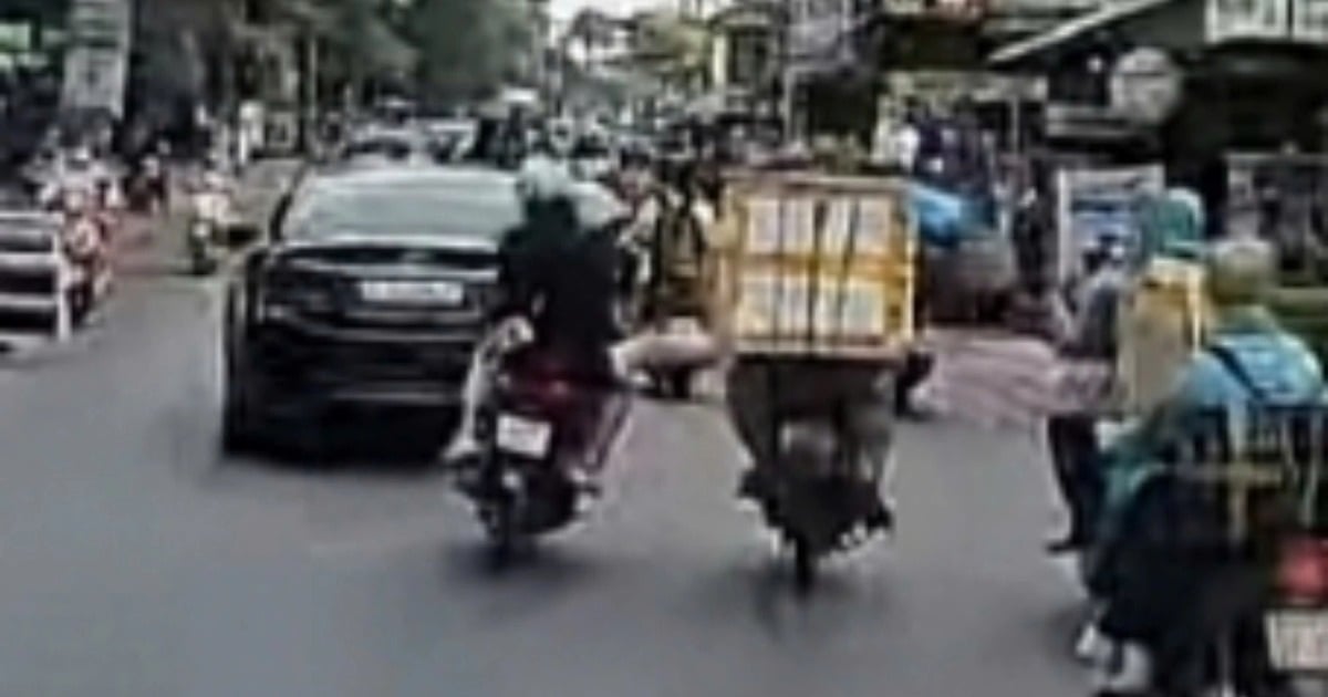 Young man knocks down motorcyclist on the street in Ho Chi Minh City