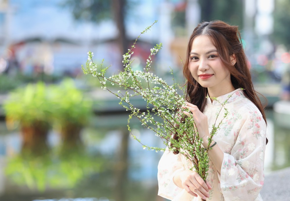 ក្មេងស្រី Saigon ស្លៀក Ao Dai នៅថ្ងៃឈប់សម្រាក Tet
