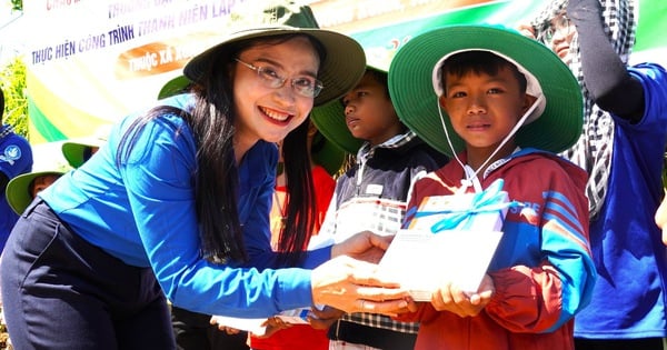 Estudiantes voluntarios del Verano Verde de la ciudad de Ho Chi Minh participan en un proyecto de agua autofluyente de 1.000 millones de dongs