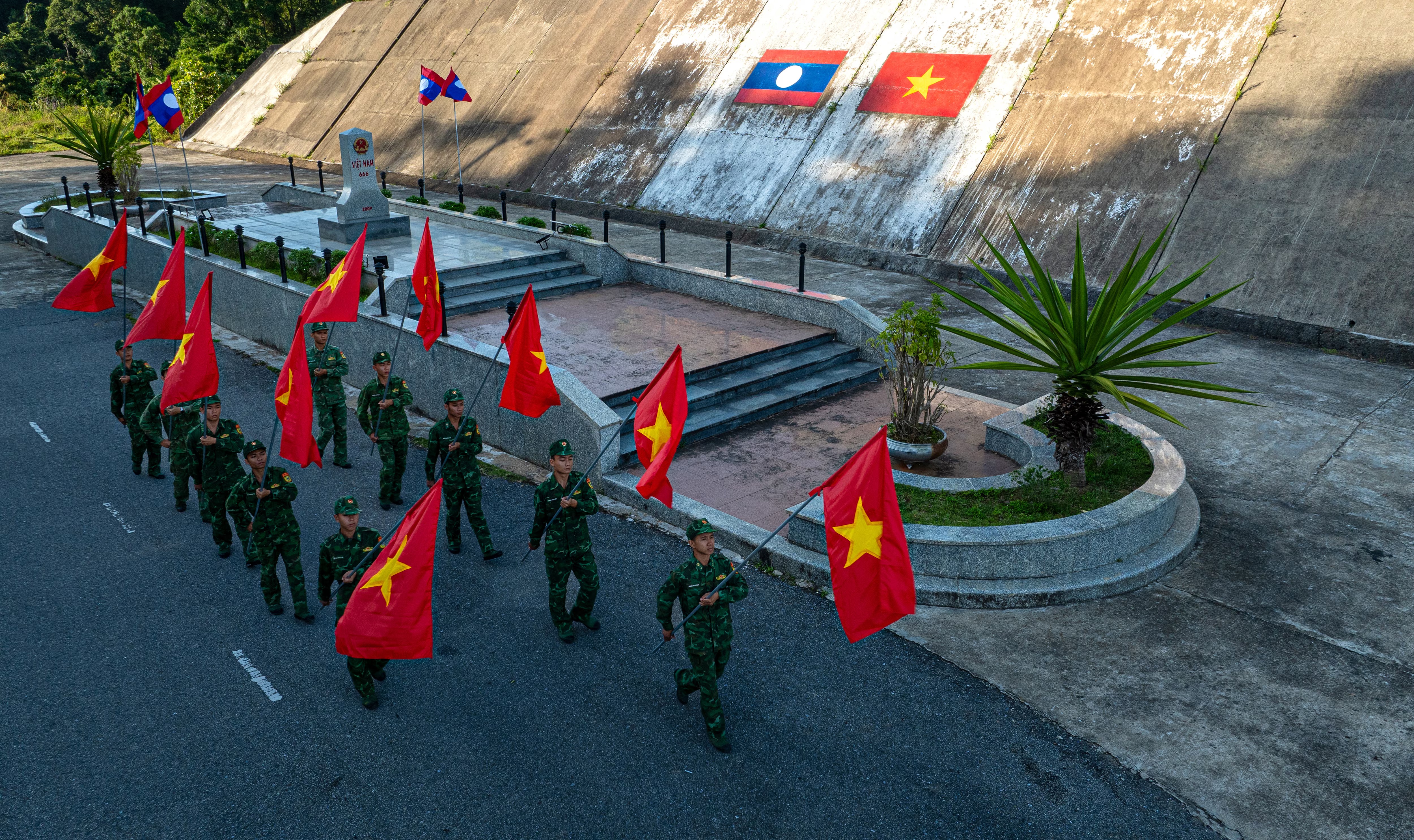 La couleur sacrée du drapeau national à la frontière