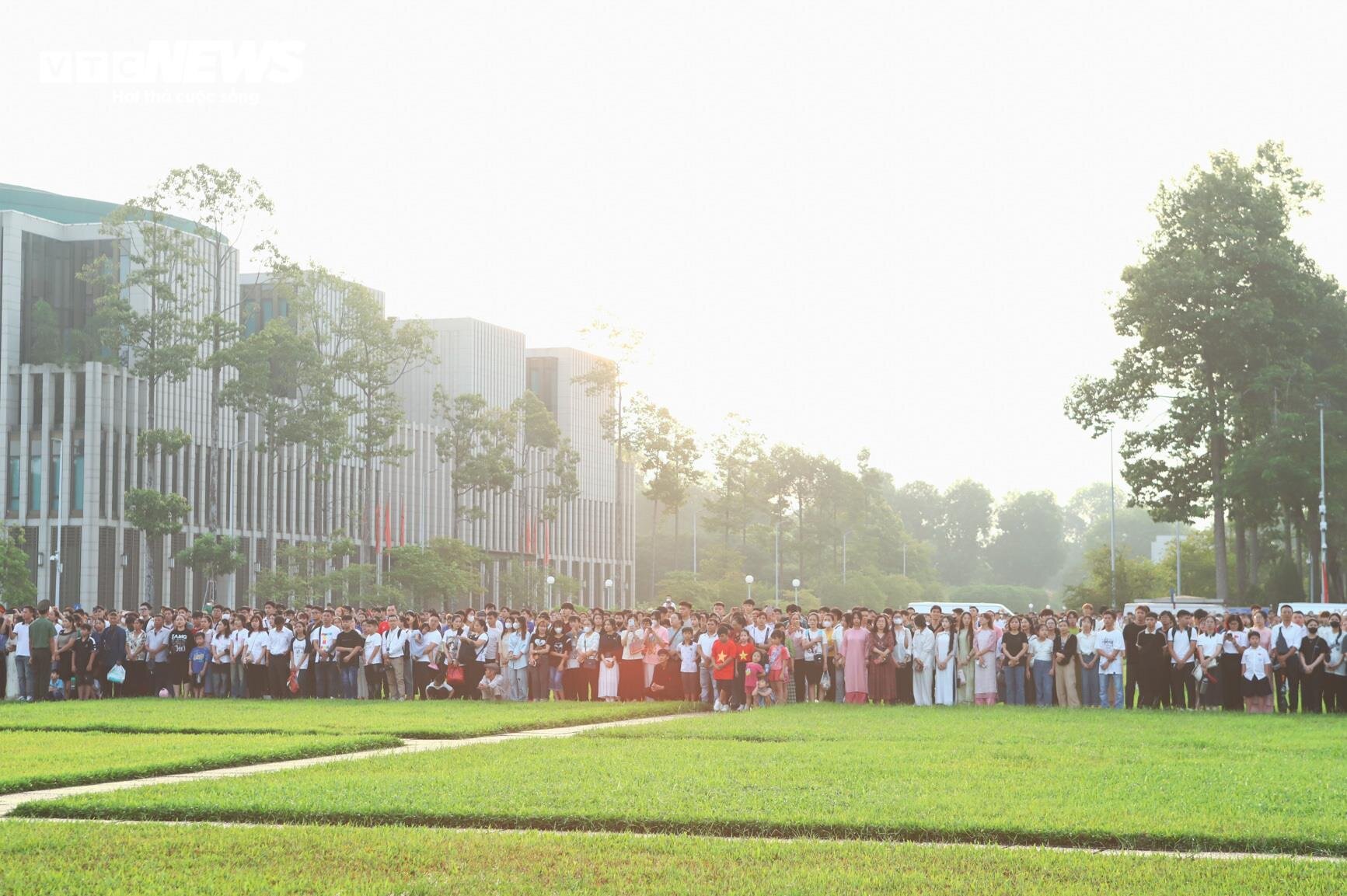 Thousands of people lined up from early morning to watch the flag-raising ceremony to celebrate National Day September 2 - 1