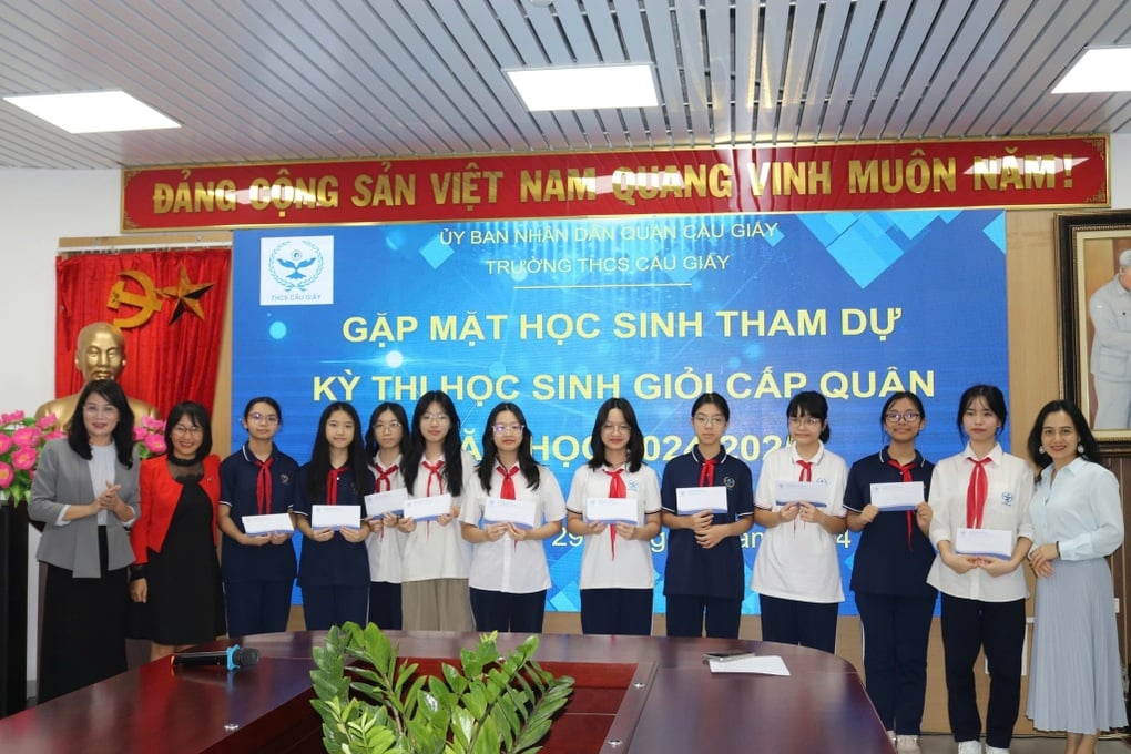 7/12 thủ khoa học sinh giỏi lớp 9 quận Cầu Giấy học chung một trường - 1