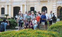 The park in front of the Ho Chi Minh City People's Committee is brilliantly beautiful, attracting people to 'check-in'