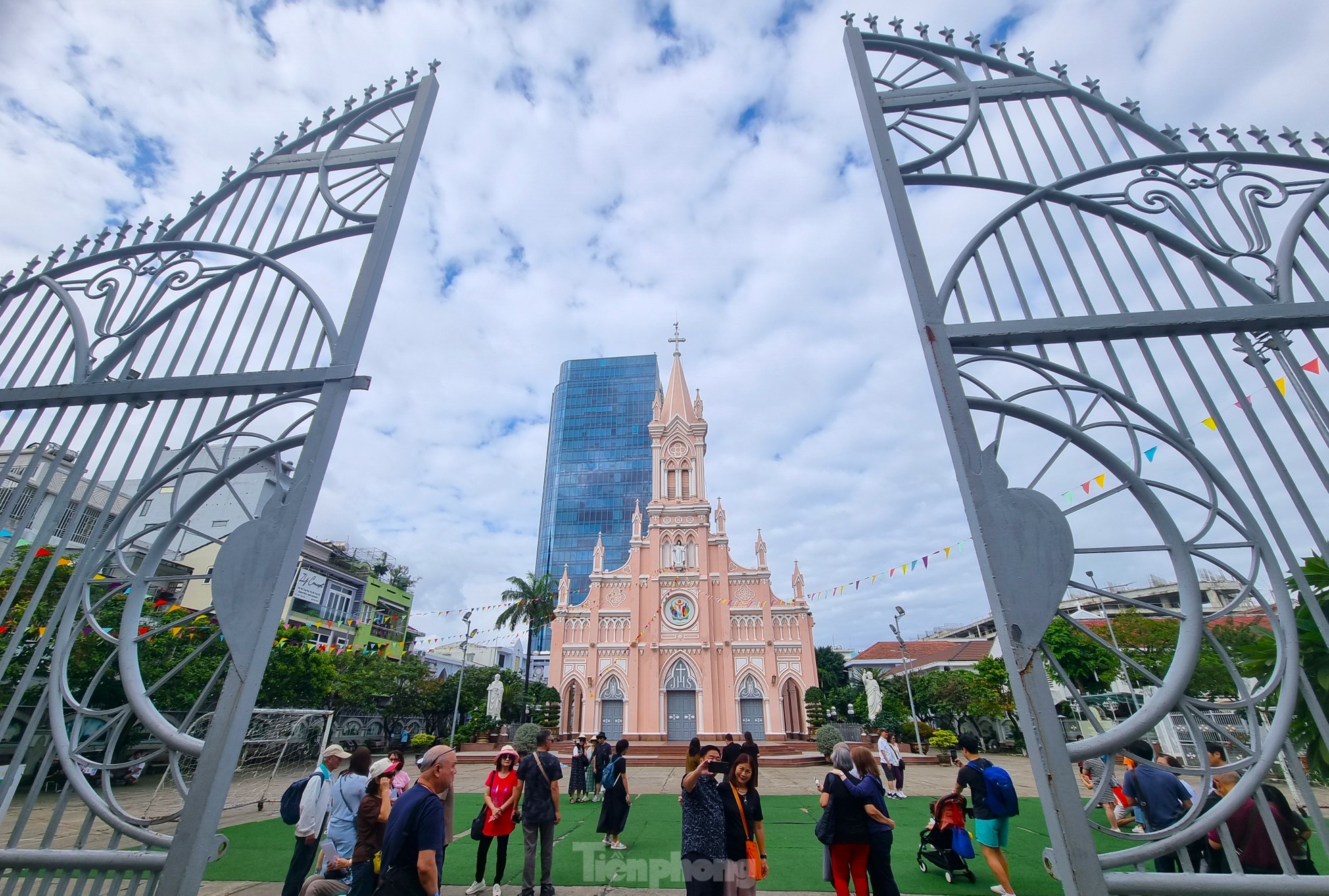 ท้องถนนแต่งชุดคริสต์มาสสุดมหัศจรรย์ เยาวชนดานังแต่งตัวเช็คอิน ภาพที่ 13