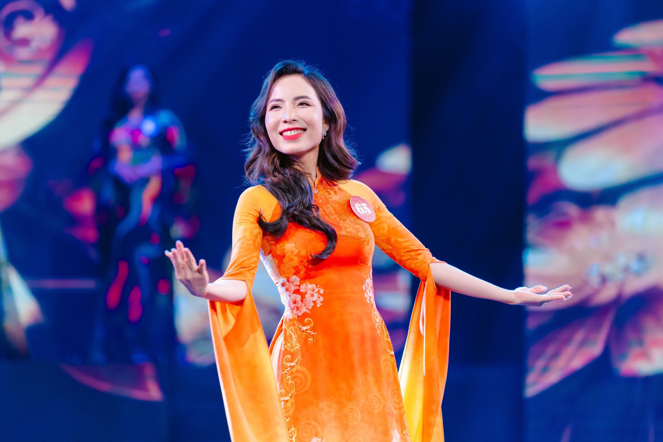Lehrerin aus Hanoi gewinnt den Talented Beauty Award bei Miss Earth Vietnam 2024 -0