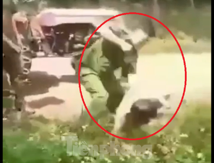 Un policier a battu un jeune homme. (Photo coupée du clip)