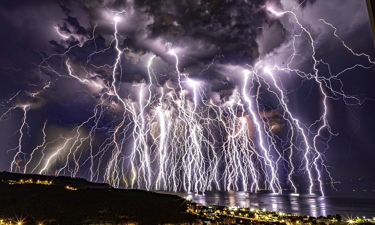 100 lightning bolts strike the sky over Türkiye