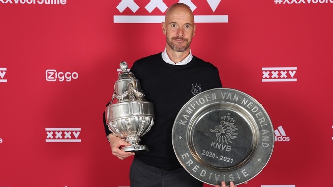 Ten Hag mừng cú đúp KNVB Cup và vô địch Eredivisie mùa 2020-2021. Đây là lần thứ hai ông cùng Ajax đoạt cú đúp anh hiệu quốc nội này. Ảnh: ajax.nl