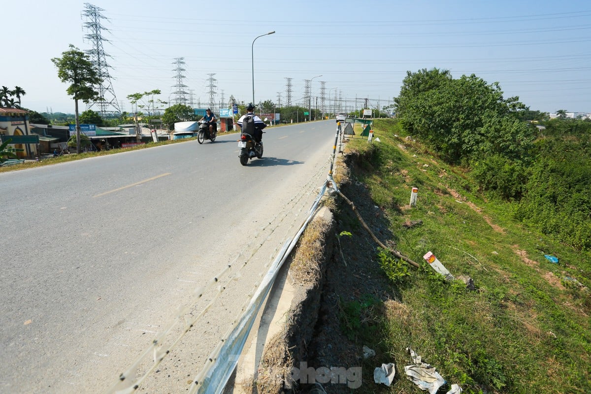 ハノイのデイ川右岸の土砂崩れのクローズアップ、写真2