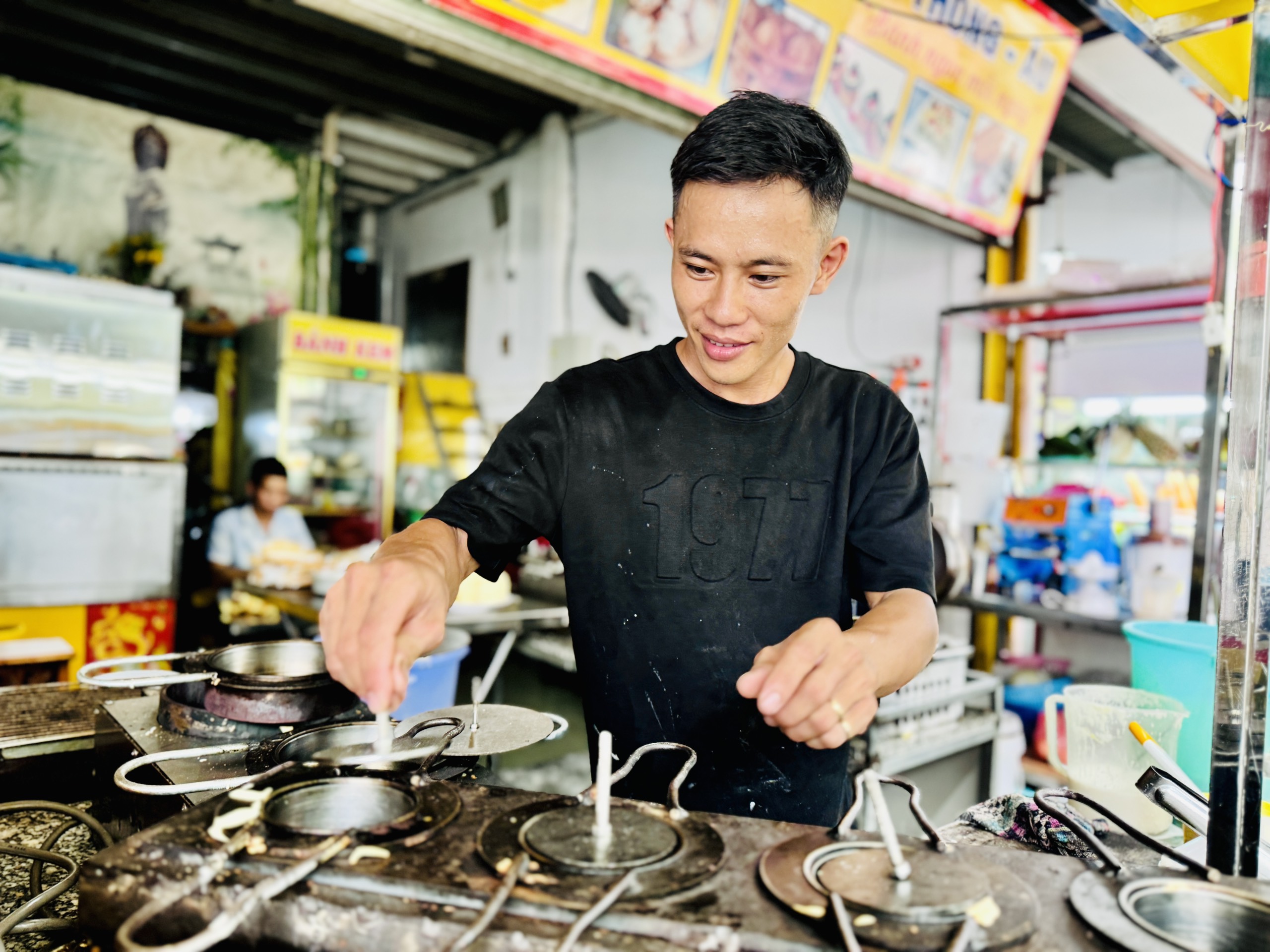 Chàng trai làm bánh như luyện 'kung fu' ở TP.HCM: Khách nhìn không chớp mắt, mua vì ngon- Ảnh 1.