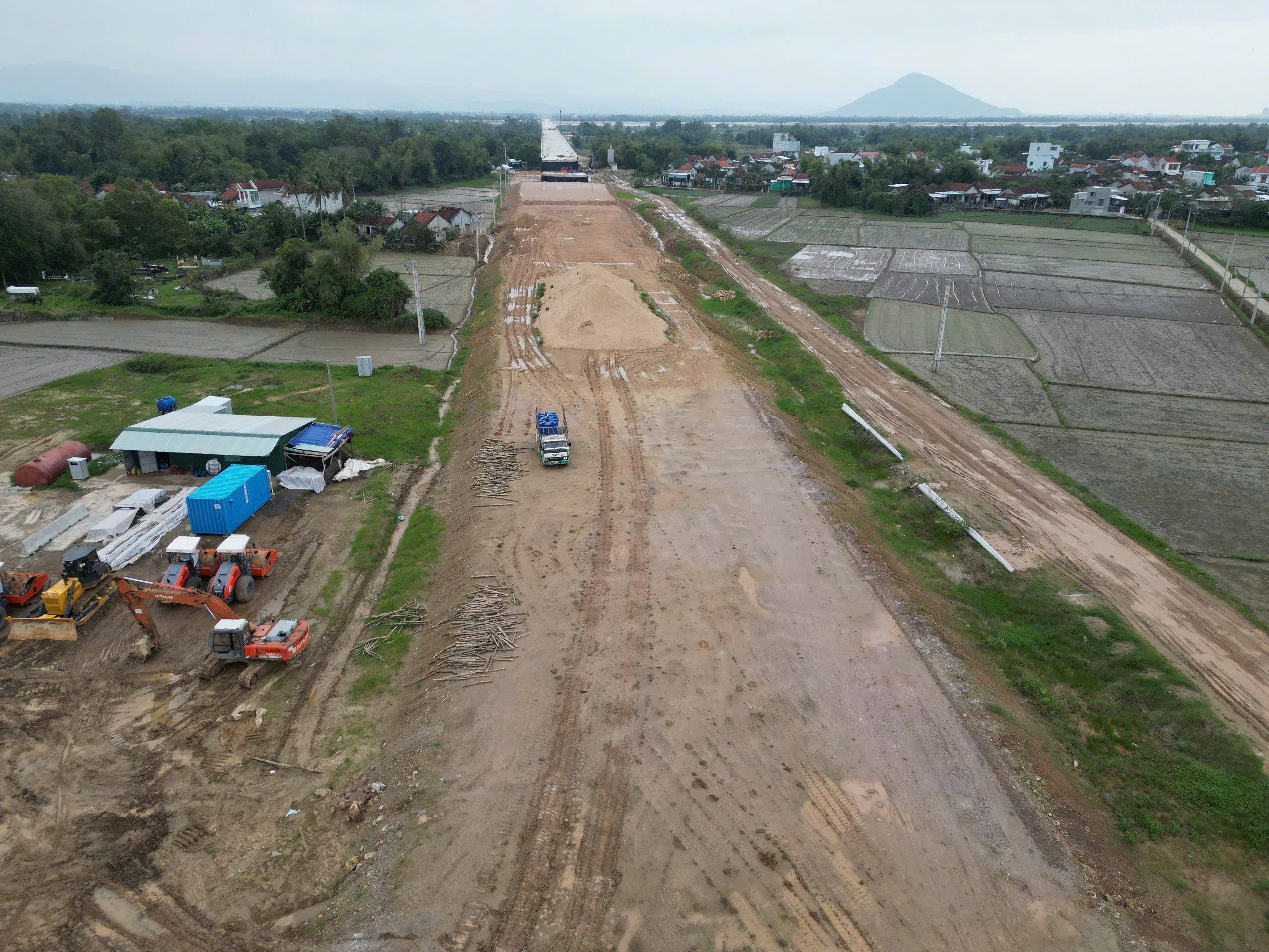 Tháo gỡ khó khăn, đẩy tiến độ cao tốc qua Phú Yên- Ảnh 1.