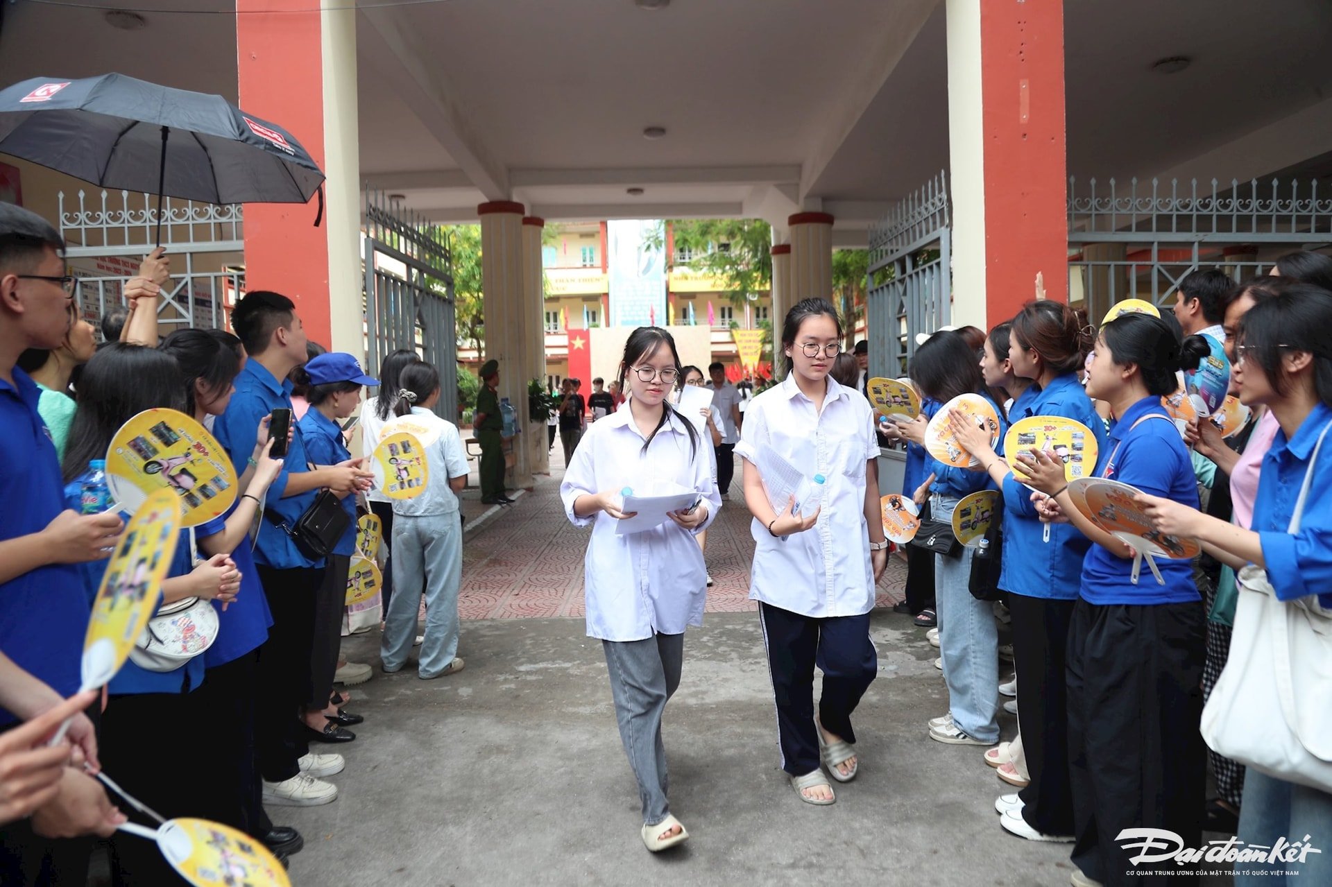 Les candidats passent l'examen de littérature pour l'examen d'entrée en 10e année pour l'année scolaire 2024-2025 à Hanoi. Photo : Le Khanh.