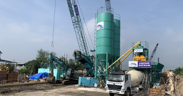 Mucha actividad en el sitio de construcción de la autopista Cao Lanh