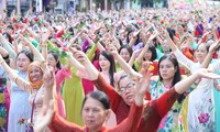 4,000 women wearing Ao Dai on Nguyen Hue walking street