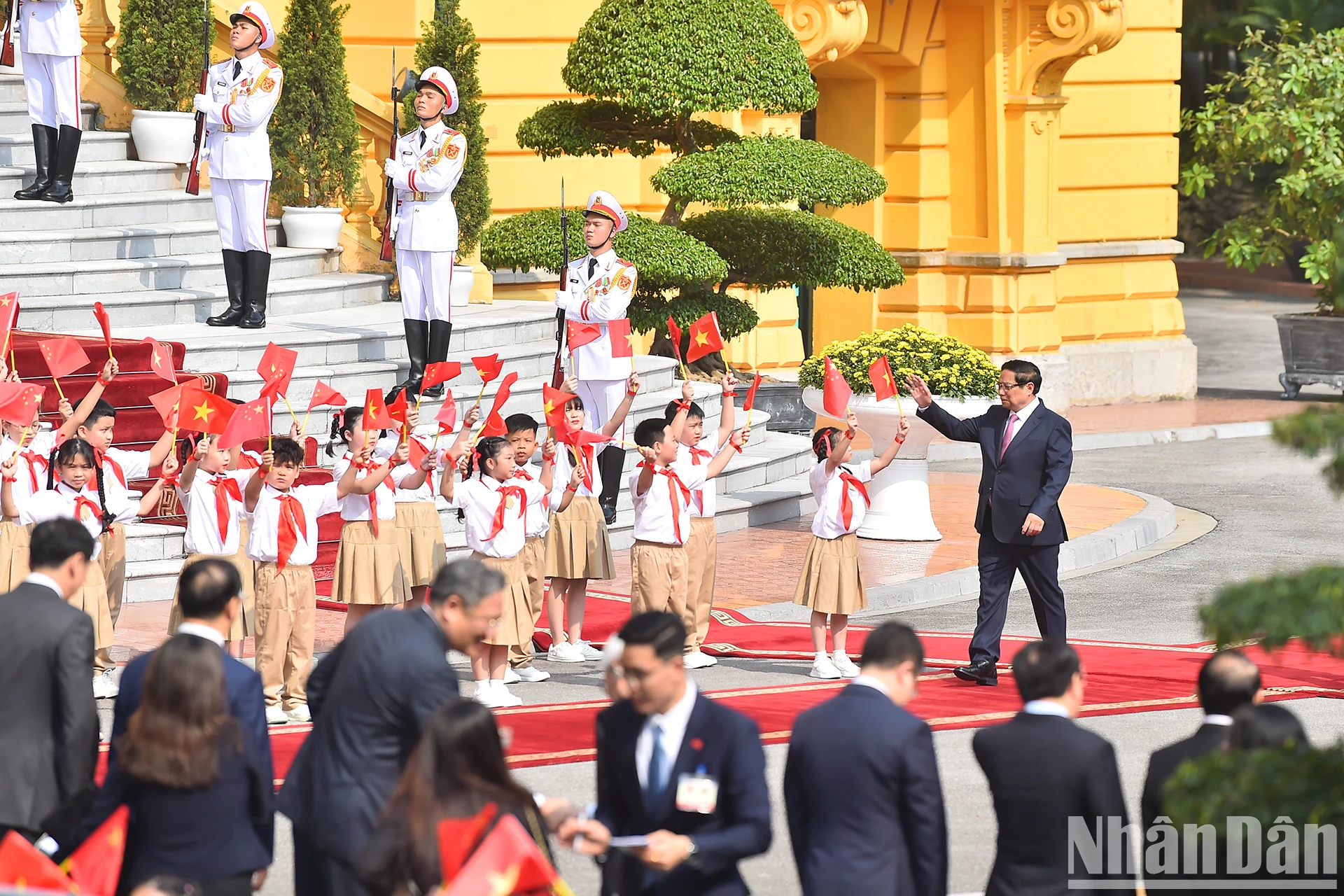 [ภาพ] นายกรัฐมนตรี Pham Minh Chinh เป็นประธานในพิธีต้อนรับนายกรัฐมนตรีจีน Li Qiang อย่างเป็นทางการ ภาพที่ 3