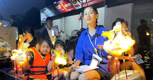 Hanoi children carry lanterns to celebrate Mid-Autumn Festival on boats in the 'flood center' area