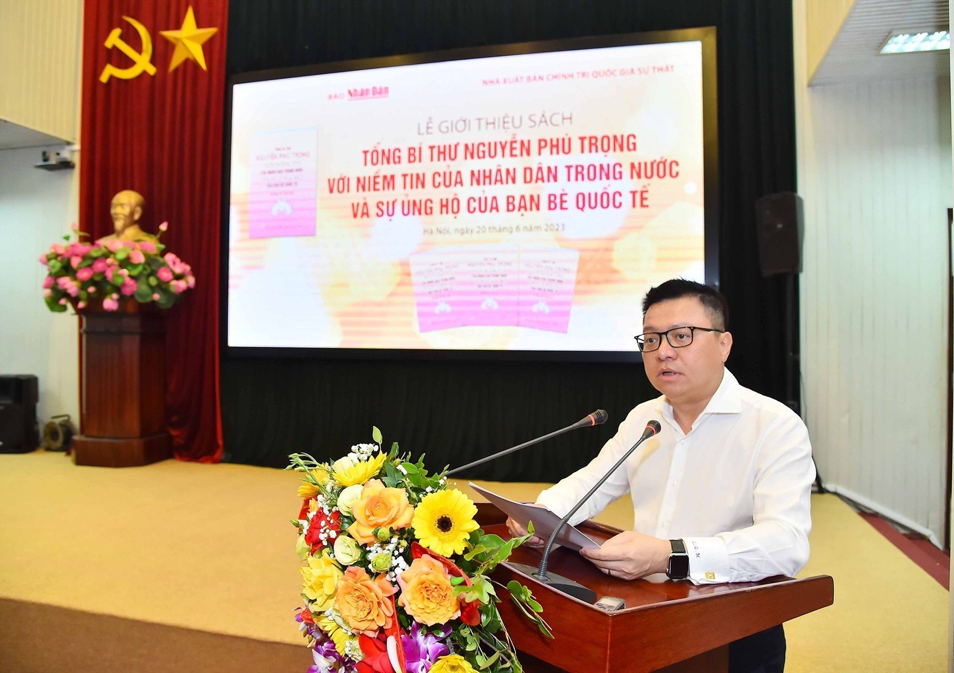 Mr. Le Quoc Minh - Member of the Party Central Committee, Editor-in-Chief of Nhan Dan Newspaper, Deputy Head of the Central Propaganda Department, President of the Vietnam Journalists Association - spoke at the book launch ceremony. Photo: T.Vuong