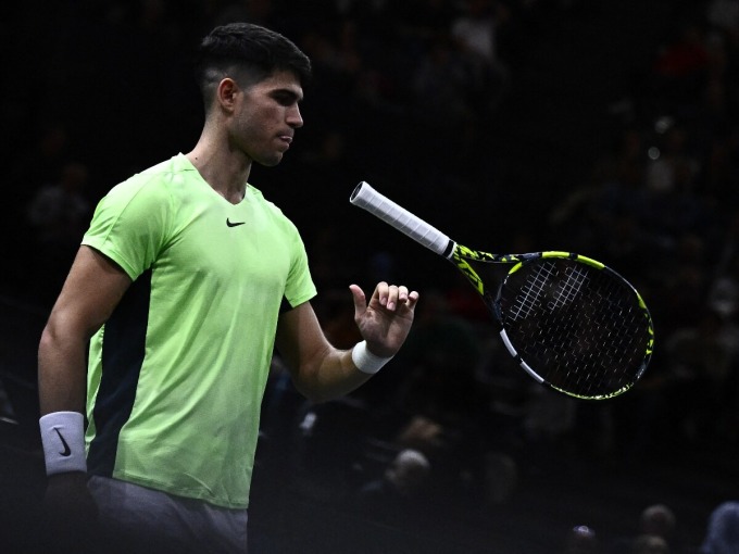 Alcaraz thất vọng sau khi thua Roman Safiullin ở vòng hai Paris Masters 2023 ngày 1/11. Ảnh: AFP