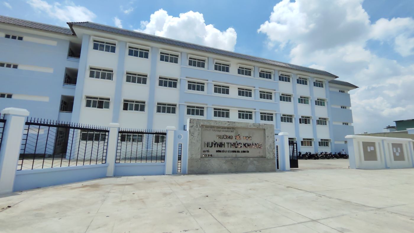 L'école primaire Huynh Thuc Khang (quartier Binh Hung Hoa) est construite sur une superficie de 12 826 m2, 30 salles de classe, 1 050 élèves.