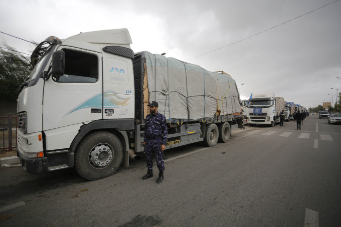 Lastwagen mit Hilfsgütern kommen am 28. November in den Gazastreifen. Foto: AFP