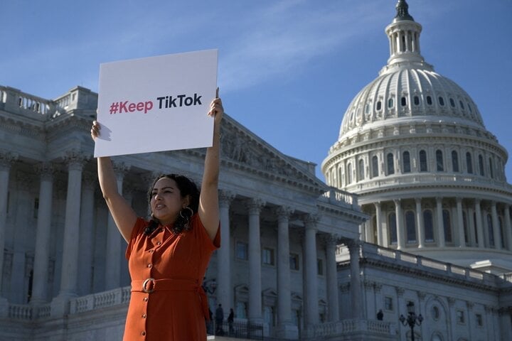 Während der Abstimmung im US-Repräsentantenhaus am 13. März halten Benutzer Schilder hoch, um gegen den Gesetzentwurf zum Verbot von TikTok zu protestieren. (Foto: Reuters)