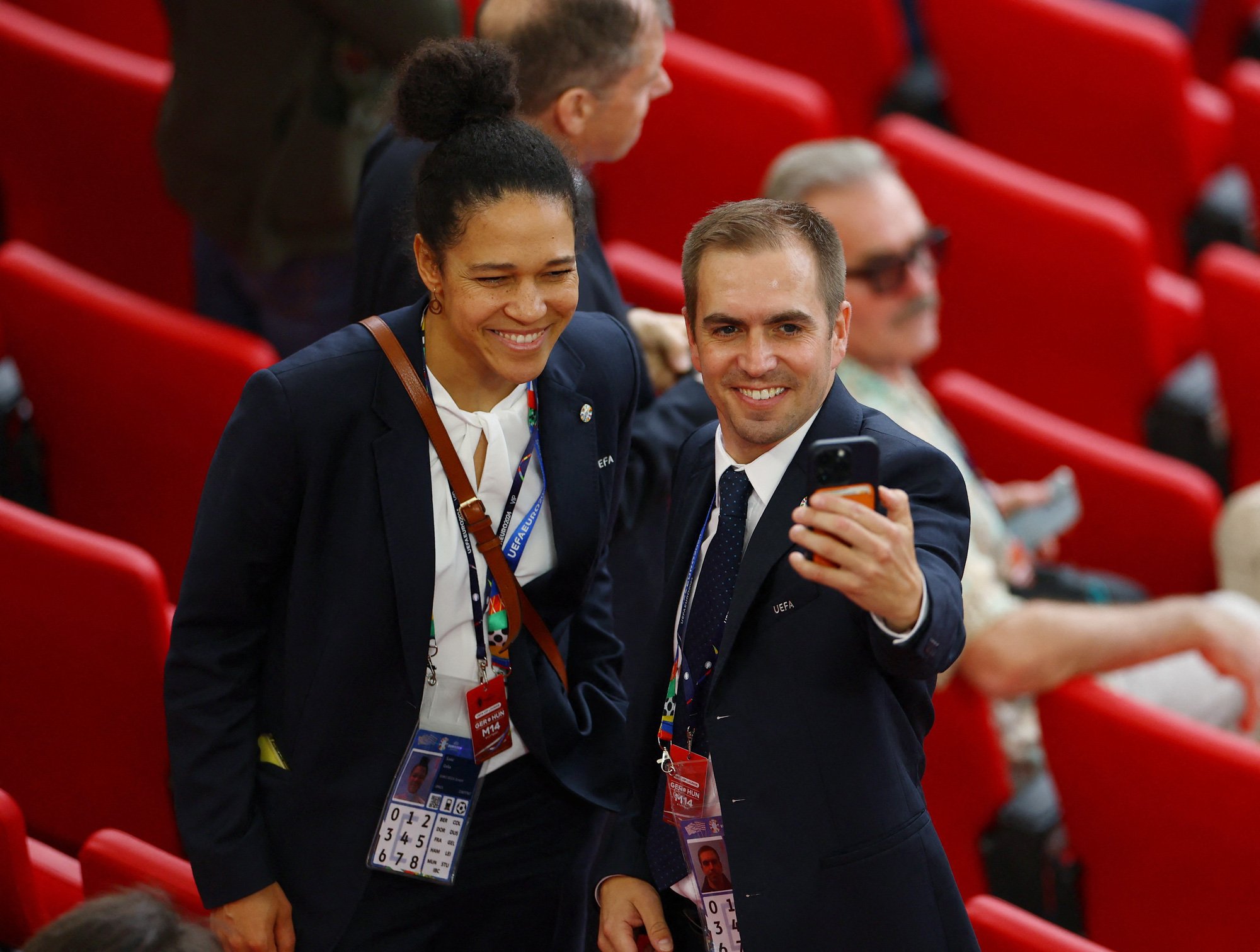 Philipp Lahm (phải) trên khán đài trước một trận đấu ở Euro 2024 - Ảnh: Reuters