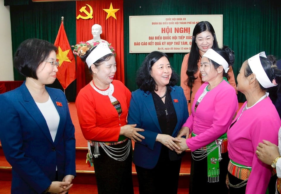 Secretary of the City Party Committee, Head of the National Assembly Delegation of Hanoi City Bui Thi Minh Hoai meets voters of Ba Vi district - Photo 1