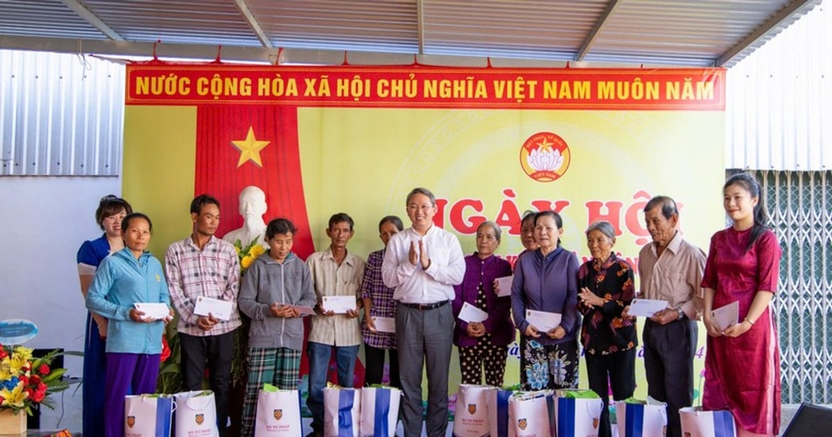 Minister of Justice Nguyen Hai Ninh attended the Great Unity Day of Phong Ap village (Khanh Hoa)