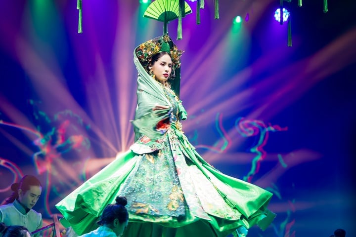 Not only showing the beauty of Mother Goddess Worship, Kieu Anh also performed a trance dance and played the moon lute.