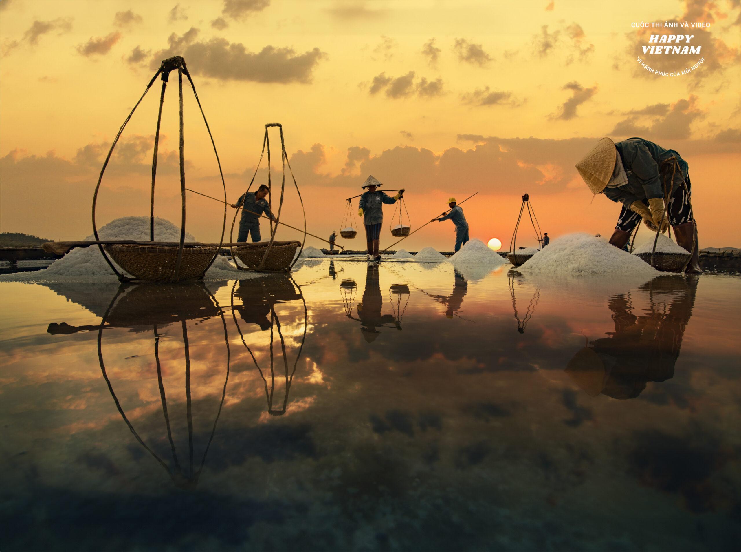 Le travail de la beauté des sauniers dans les salines de Hon Khoi, Ninh Diem - Khanh Hoa