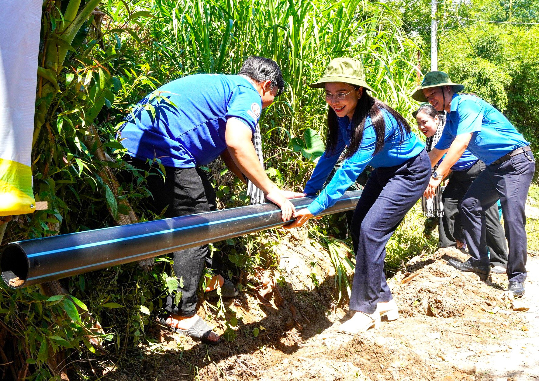 Chị Nguyễn Phạm Duy Trang, Bí thư Ban Chấp hành Trung ương Đoàn, Chủ tịch Hội đồng Đội Trung ương đặt ống nước thực hiện công trình lắp đặt hệ thống nước tự chảy tại xã Xuân Quang 1 (huyện Đồng Xuân, tỉnh Phú Yên) - Ảnh: BẢO KÍNH