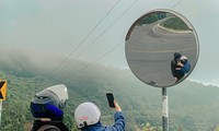 ハイヴァンクアン山の頂上で興奮しながらチェックインする若者たち