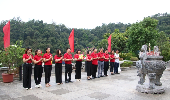 Bac Kan Newspaper reports on achievements and presents them to Uncle Ho at Pac Bo National Special Relic Site, photo 1