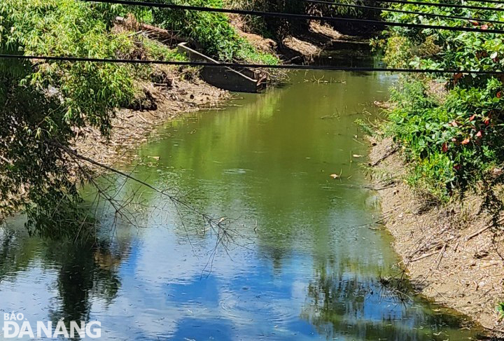 El nivel del agua del río La Tho ha bajado, lo que no garantiza el funcionamiento de las estaciones de bombeo para proporcionar agua de riego para el arroz de verano y otoño en la ciudad de Dien Ban, provincia de Quang Nam.