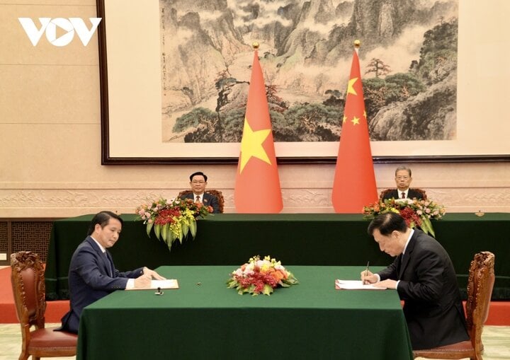 El presidente de la Asamblea Nacional, Vuong Dinh Hue, y el presidente del Comité Permanente del Congreso Nacional Popular, Zhao Leji, presenciaron la firma de ambos documentos.